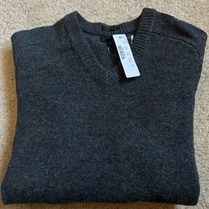 J Crew v-neck sweater (x-small slim) NWT